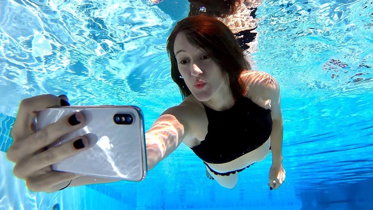 Iphone 12 вода. Айфон в бассейне. Смартфон под водой. Телефон в бассейне. Айфон в воде.