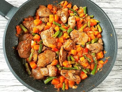 Куриная печень с овощами