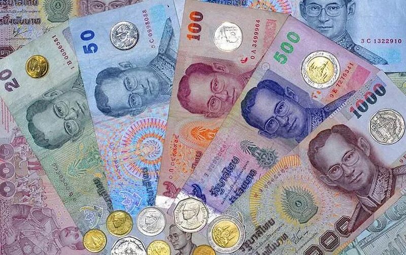 Деньги в бангкоке. Таиланд валюта бат. Таиландский бат купюры. Валюта Тайланда 100 бат. Рубль к Бату в Тайланде.