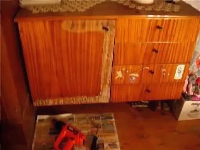 Комод деревянный. Перекраска полированной мебели. Реставрируем полированный стол. Реставрировать лакированную мебель. Полированная крашенная мебель.