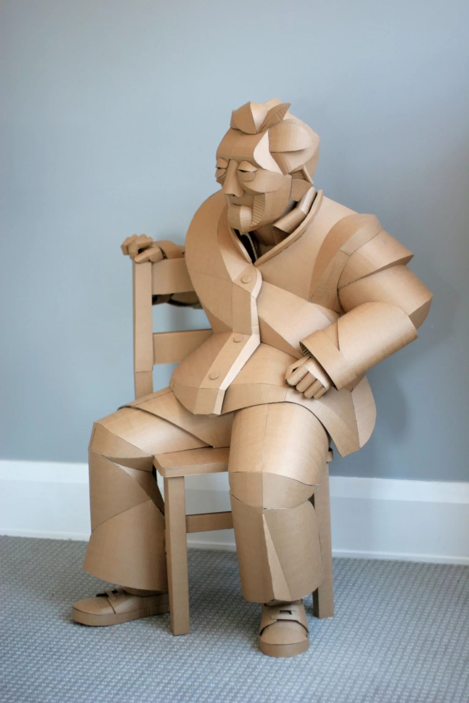 картонные ростовые фигуры. фигура человека из картона. скульптуры из картона. подставка под картонную фигуру. ростовая фигура из картона.