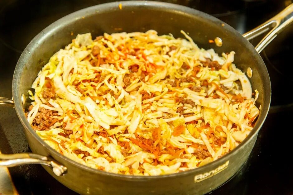 Фарш капустный. Жареная капуста. Фарш капустный. Фарш из капусты для пирожков. Капуста тушёная с фаршем на сковороде.