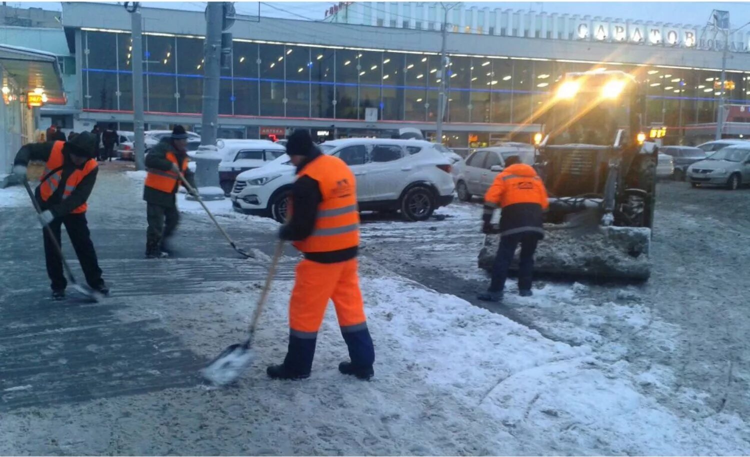 Уборка снега Саратов 2023. Снег в Саратове. Уборка города Саратова. Уборка дорог города Саратов. Окпд уборка снега