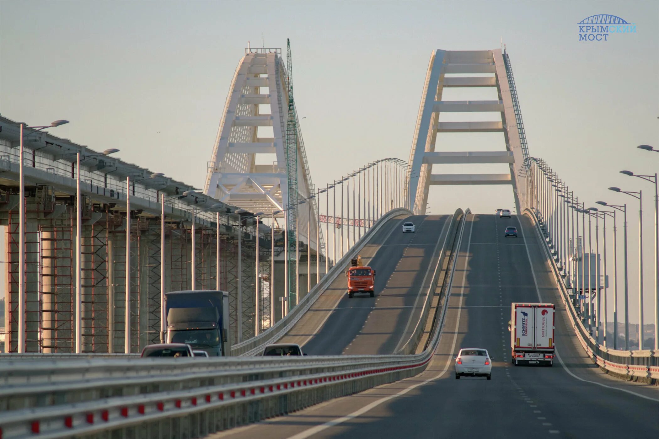 Сколько едет поезд по крымскому мосту. Крымский мост. Дорога на Крымский мост. Крымский мост автомобильный. Крымский мост 2023.