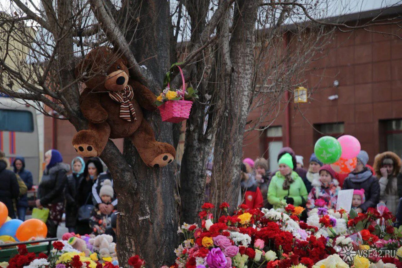 Куда девают игрушки с мемориала. Кемерово мемориал зимняя вишня. Зимняя вишня памятник. Памятник детям в Кемерово. ТЦ зимняя вишня мемориал.