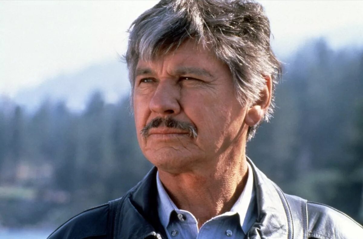 чарльз бронсонcharles bronson фото. чарльз бронсон актер. чарльз деннис бучински. чарльз бронсонcharles bronson молодой. белый бизон фильм 1977.