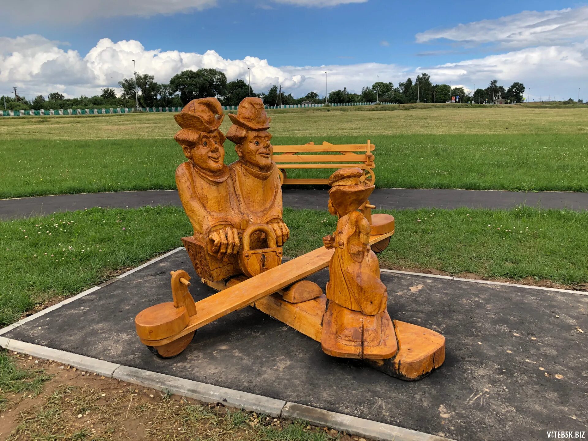 баба яга скульптура из дерева. деревянные герои сказок. резные фигуры из дерева. резьба бензопилой баба яга. деревянные герои сказок.