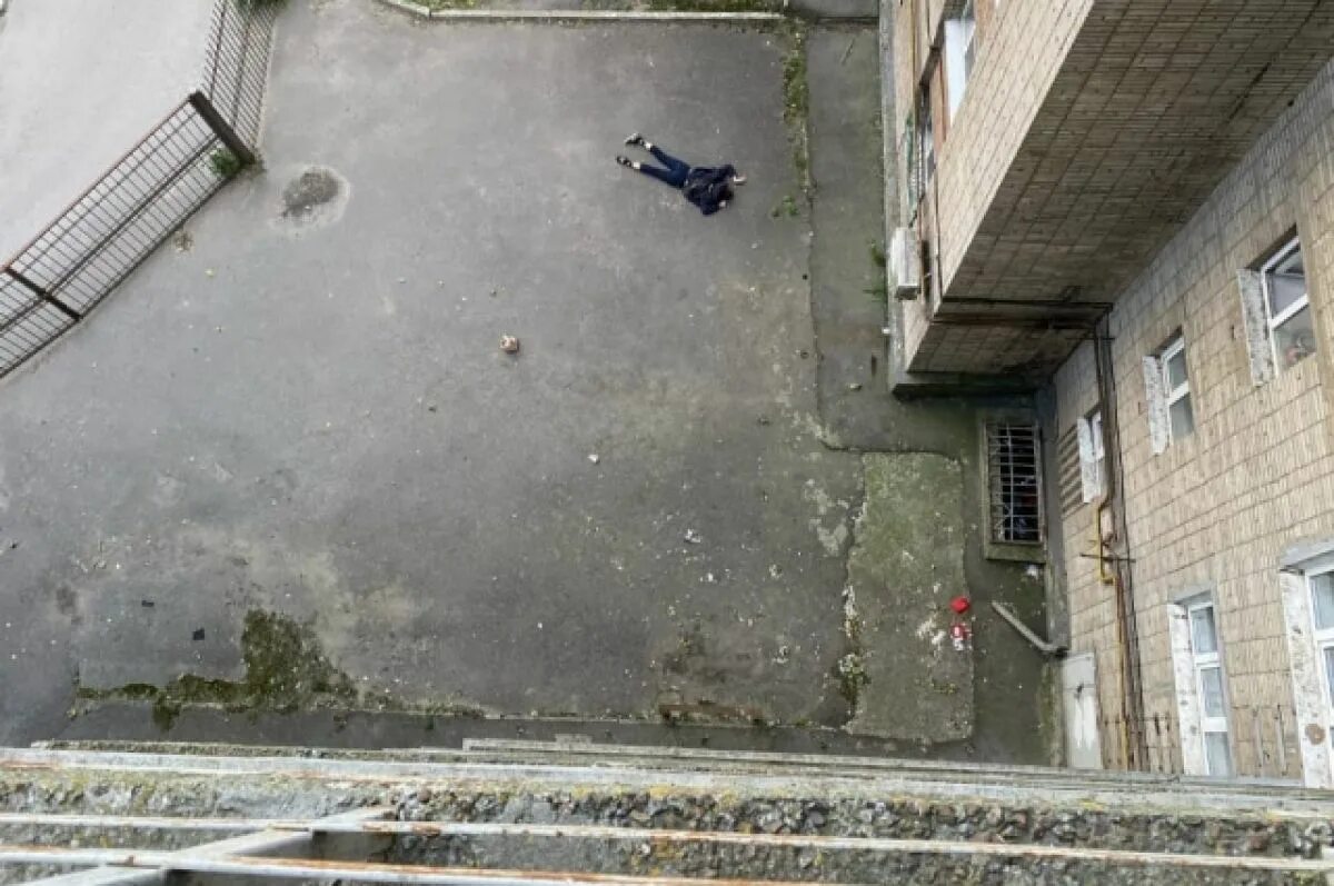 Студент выпал из окна общежития