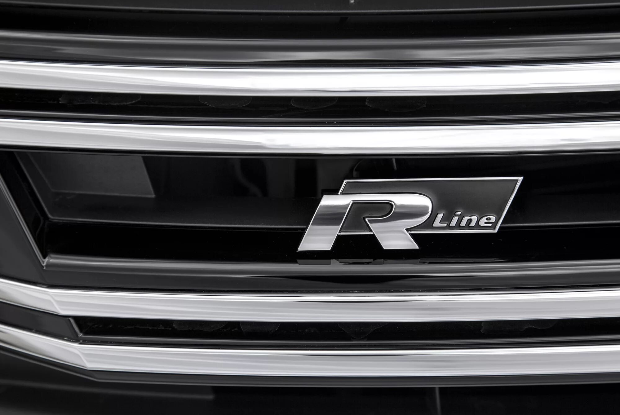 Tiguan r line. Тигуан шильдик r line. Шильдик r line Тигуан 2. Tiguan 2 шильда r-line. Эр лайн