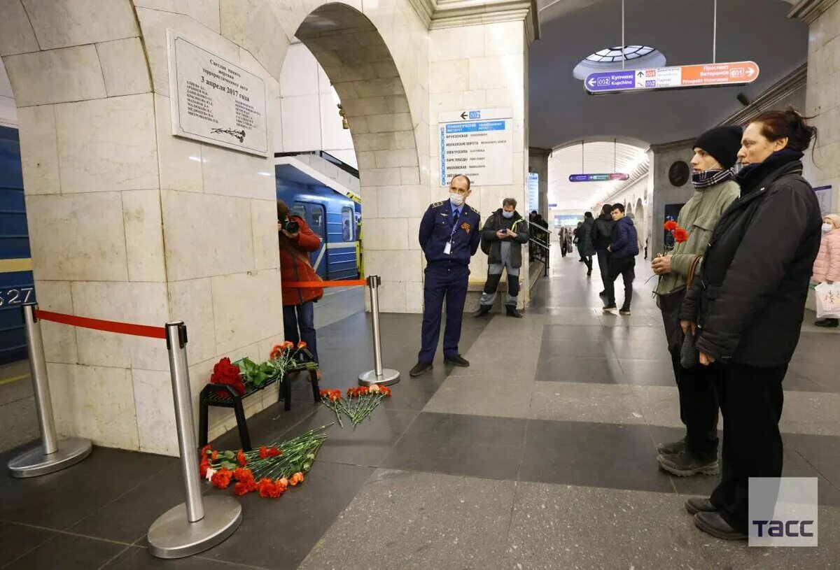 Новости москвы сегодня взрыв в метро. 3 Апреля 2017 Санкт-Петербург. 3 Апреля 2017 Санкт-Петербург теракт. Взрыв в метро Санкт Петербурга 2017. 3 Апреля 2017 взрыв в метро Санкт-Петербург.