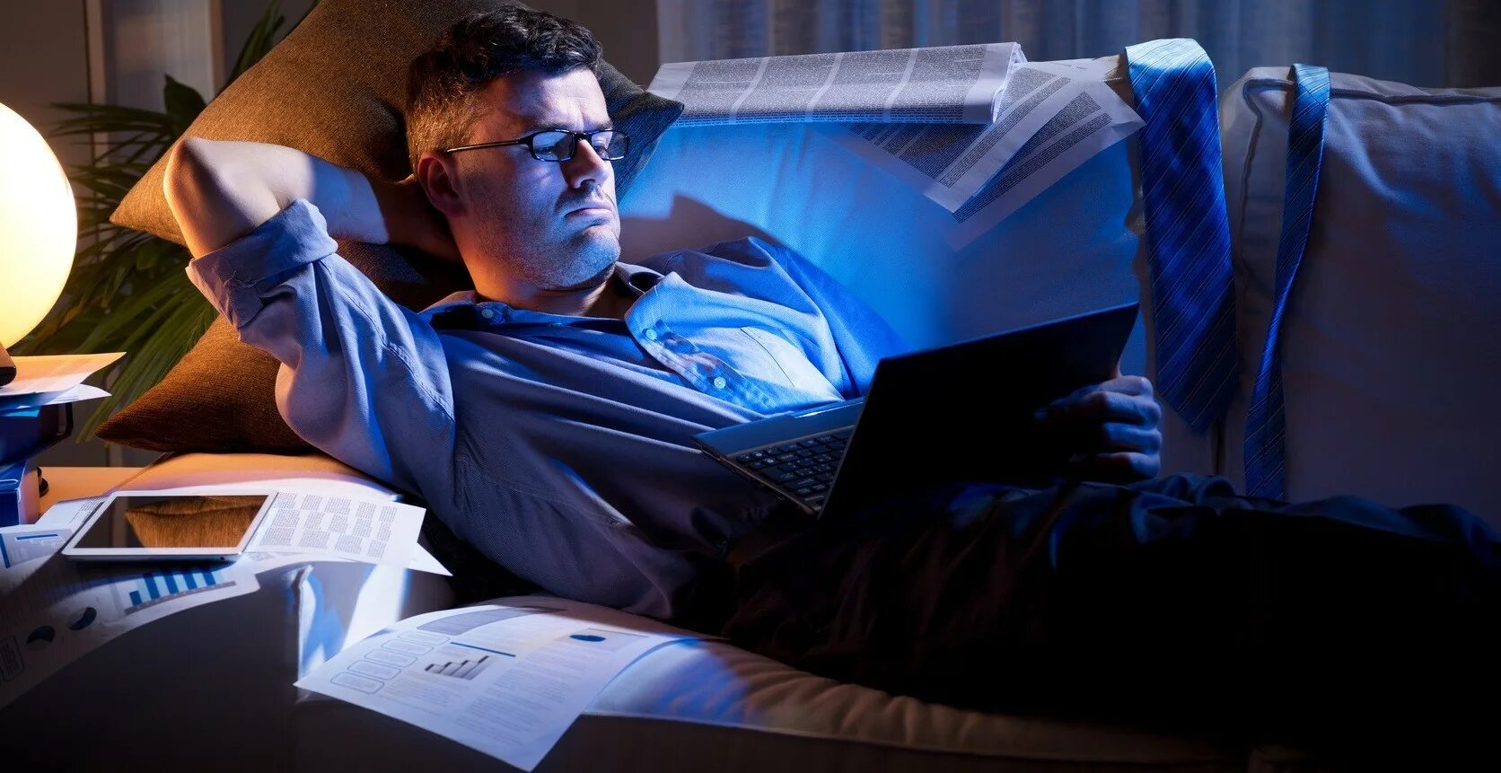 Человек перед компьютером. Сидит за компьютером ночью. Человек сидит за компьютером ночью. Сидит перед компьютером.