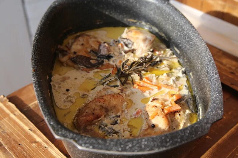 куриная грудка с грибами в сливочном соусе. куриное филе с грибами в сливочном соусе. кролик тушёный в сметане в мультиварке с луком и морковью. заяц в сметанном соусе. тушеный в сметане как пишется.