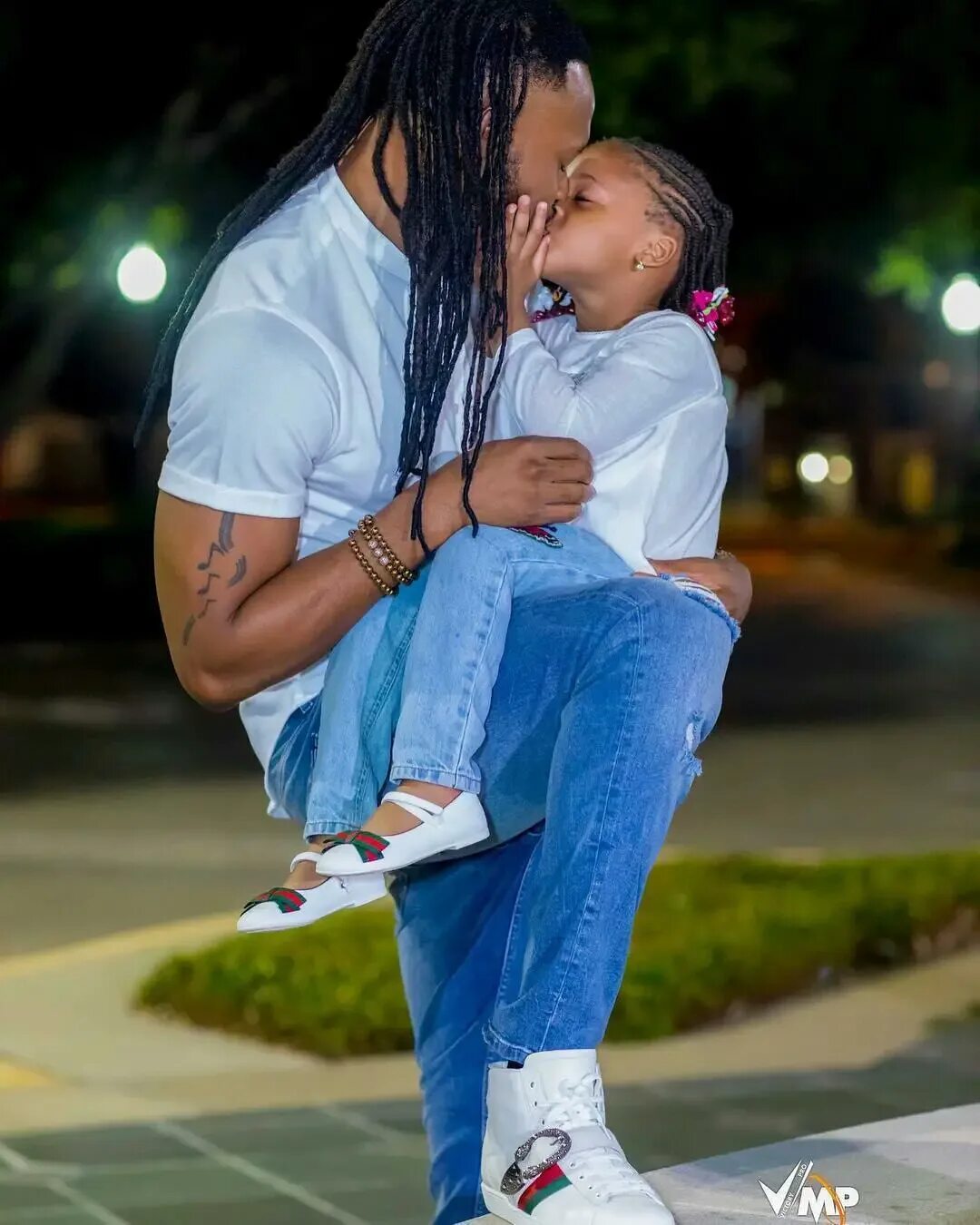 Sees his daughter. Daddy and дочь. Счастливая семья девочку целуют. Рэйн уилсон 2022. 3д отец и дочь.