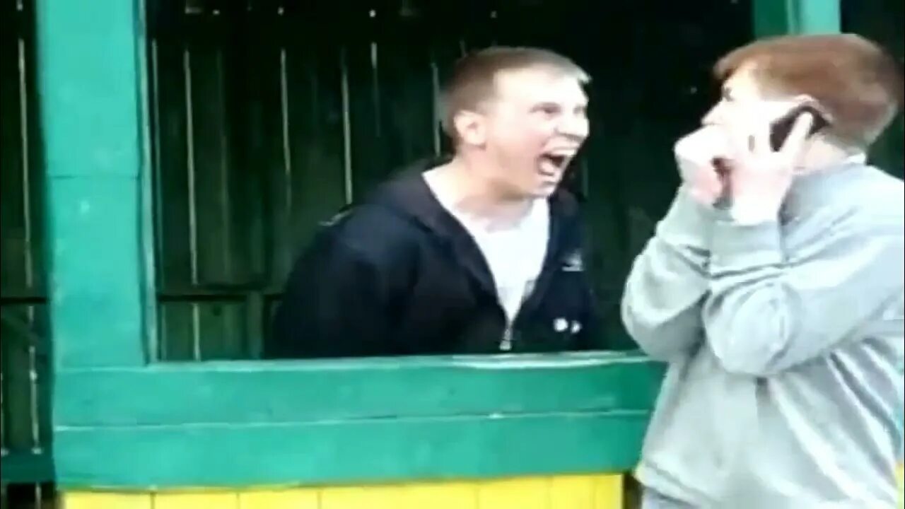 Испуг людей снятых на видеозапись через транспортный конус. Человек убегает от животного. Самые ржачные испуги людей. Испуганная собака. Испуги людей и животных.