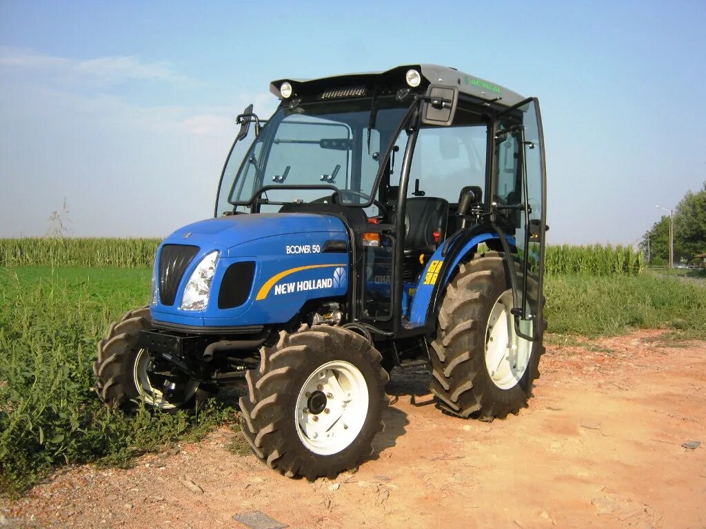 Nh boomer 50 kaina. Бумер трактор. Нью холланд трактор марки. Глазок new holland. Boomer 50.