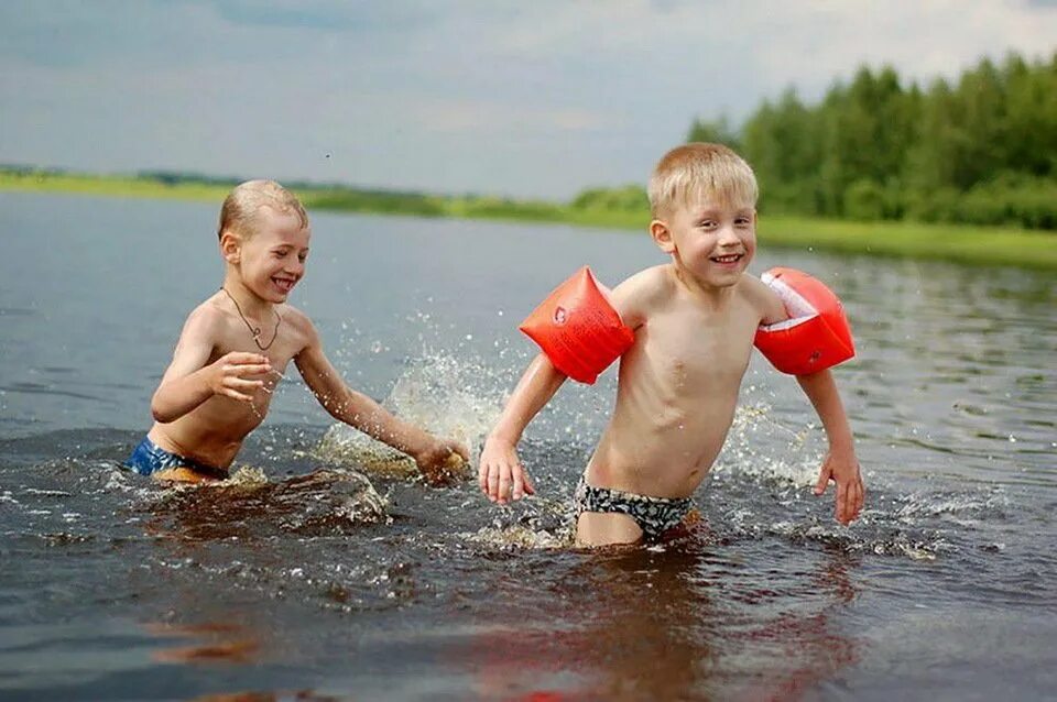 В ручейках купаются. Лето дети купаются в реке. дети не речке. дед купается. дети плавают в реке.