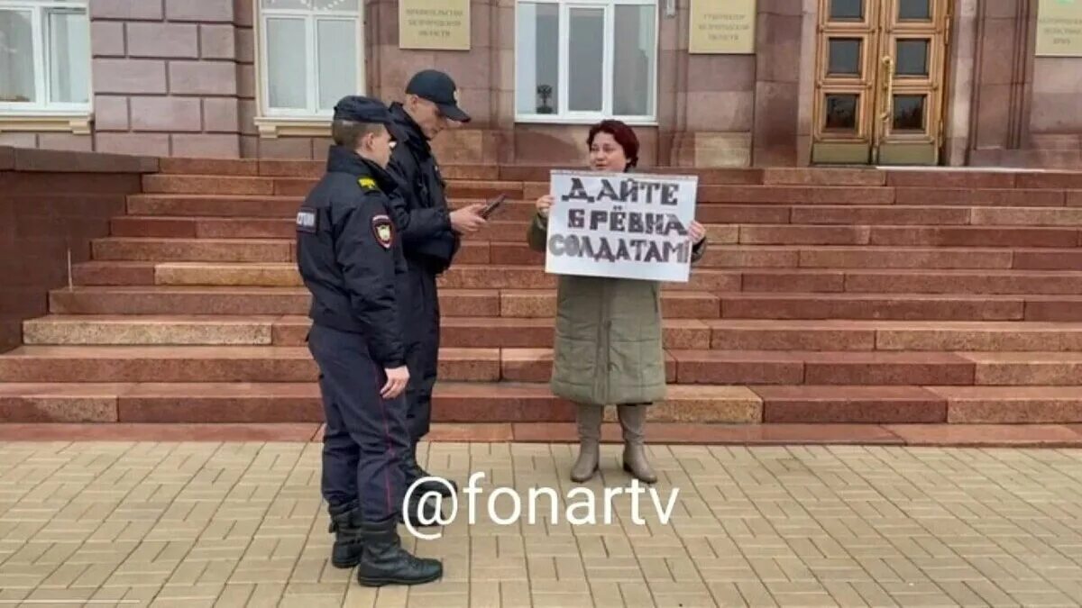 Одиночный пикет фото. Полицейских с Коми мобилизуют. Навальный плакат солдат.