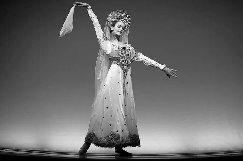 Ульяна Лопаткина. Ульяна Лопаткина русский танец. Скульптура Ульяна Лопаткина. Лебединое озеро русский танец Ульяна Лопаткина