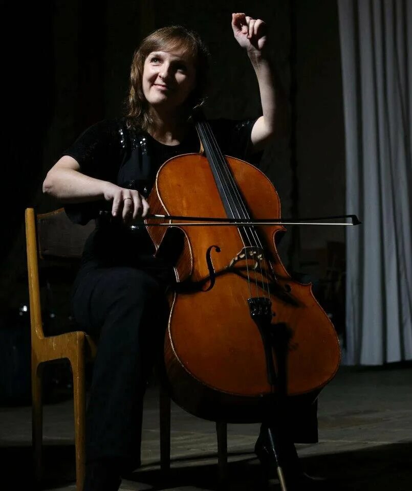 Виолончелист 2 окт воронежская филармония. Данила слуцковский виолончелист. Гесслер филипп виолончель. Виола да спалла. Плуталова виктора виолончель.