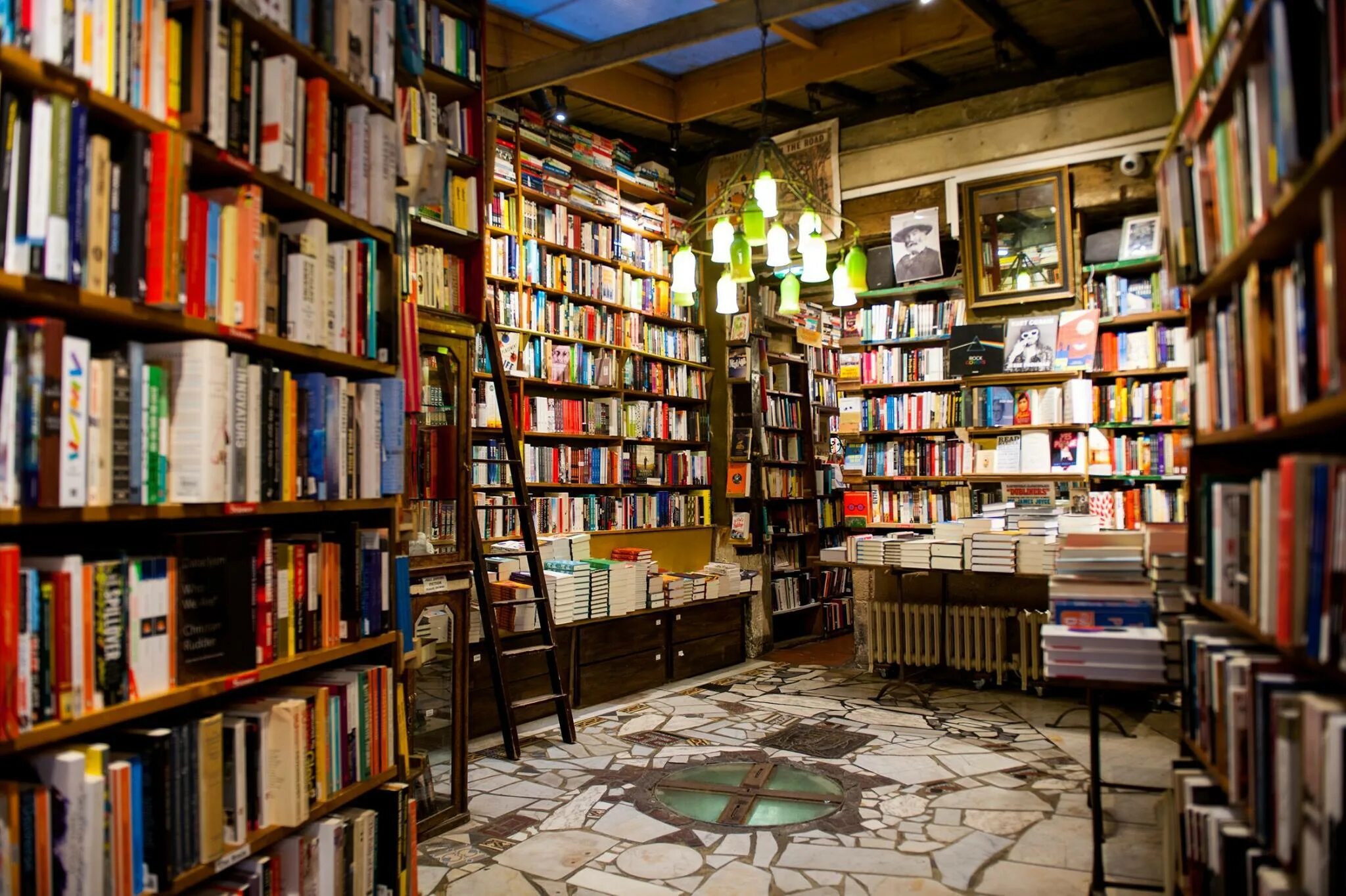 Best books shop. Шекспир и компания книжный магазин. Шекспир и компания книжный магазин Париж. «Шекспир и компания», Париж, Франция. Шекспир и компания книжный магазин Париж внутри.