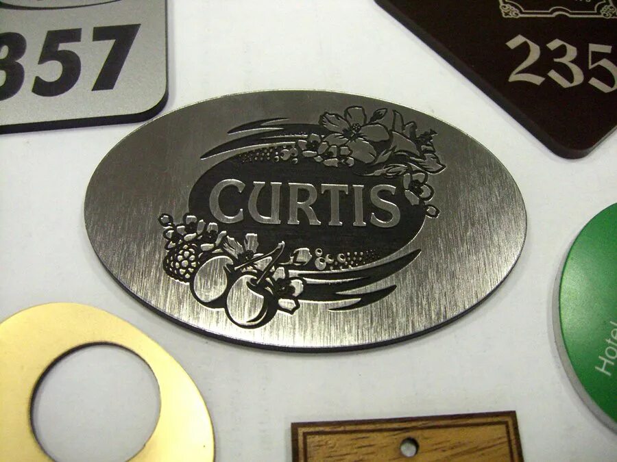 табличка из двухслойного пластика. пластик для лазерной гравировки. лазерная гравировка на пластике. гравировка наплпстике. табличка с гравировкой.