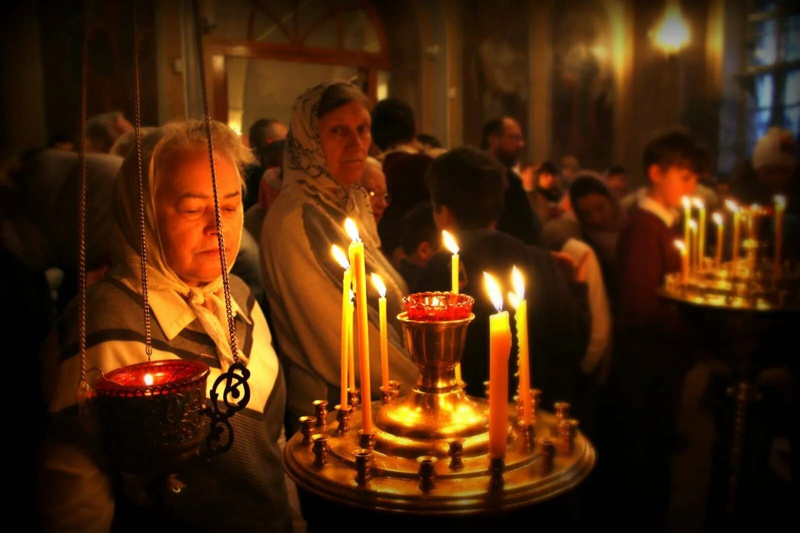 В церкви горят свечи. Свечи в храме. Свечи в православном храме. В храме Лампады и свечи. Горящие свечи в храме.