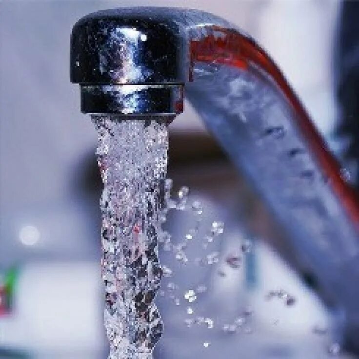 Почему вода льется из крана. Вода из крана. кран с водой. вода на уране. открытый кран.