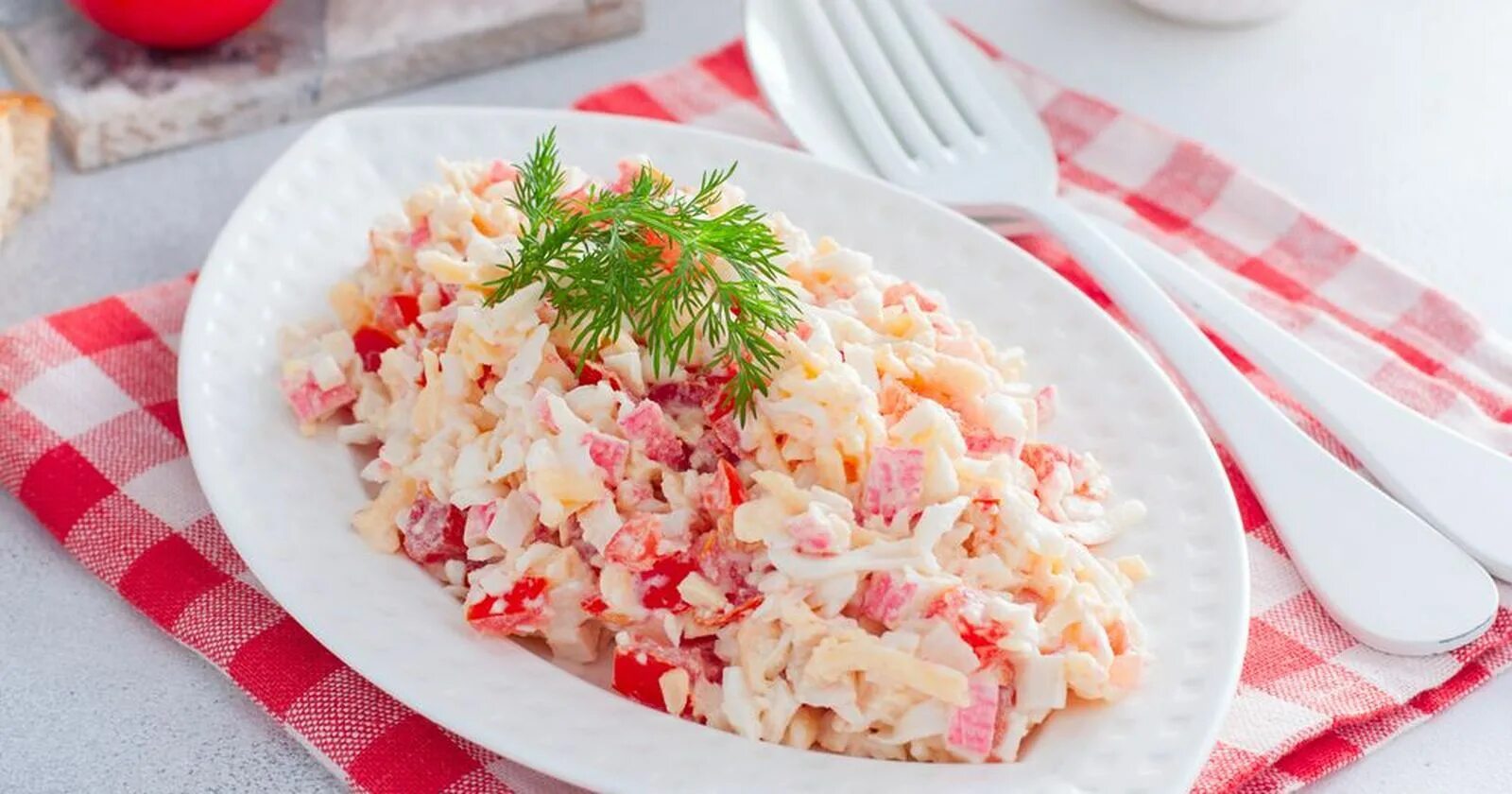 Салат красное море с крабовыми палочками. Салат с краьовыми палками. Салат красное море с крабовыми. Салат крабовые палочки помидоры сыр. Салат красное море с крабовыми палочками и помидорами.