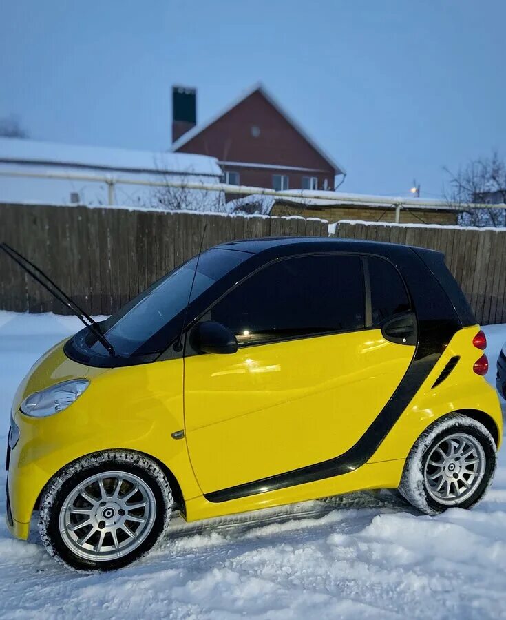 Smart fortwo brabus yellow 451. Smart 2014. машина смарт брабус. смарт автомобиль бело жёлтый. Smart yellow.