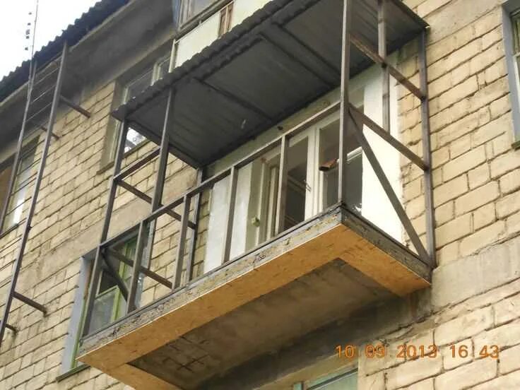 Хрущевка последний этаж. Металлический каркас балкона. Металлический каркас балкона для остекления. Сварной каркас для балкона. Балкон с выносом.