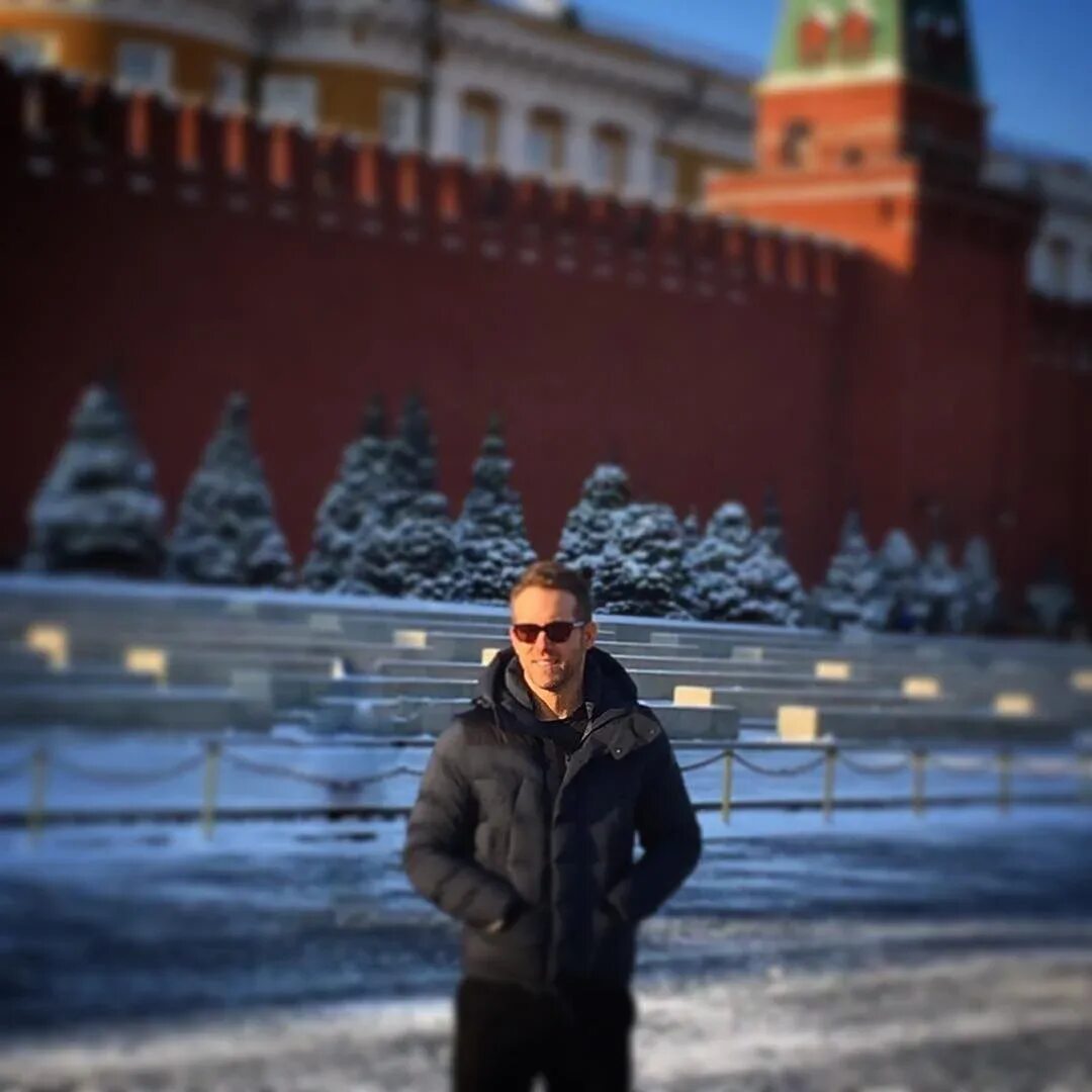 Плакат я люблю свой город. Путешествие по россии москва. Плюсы жизни в москве. Французы в россии. Плюсы и минусы переезда в москву.