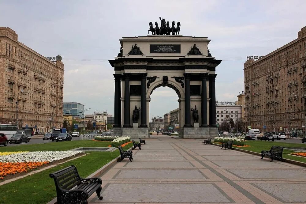 Площадь среднего города. Триумфальная арка парк Победы Москва. Триумфальная арка Кутузовский проспект. Кутузовский проспект арка Поклонная гора. Площадь с Триумфальной аркой.