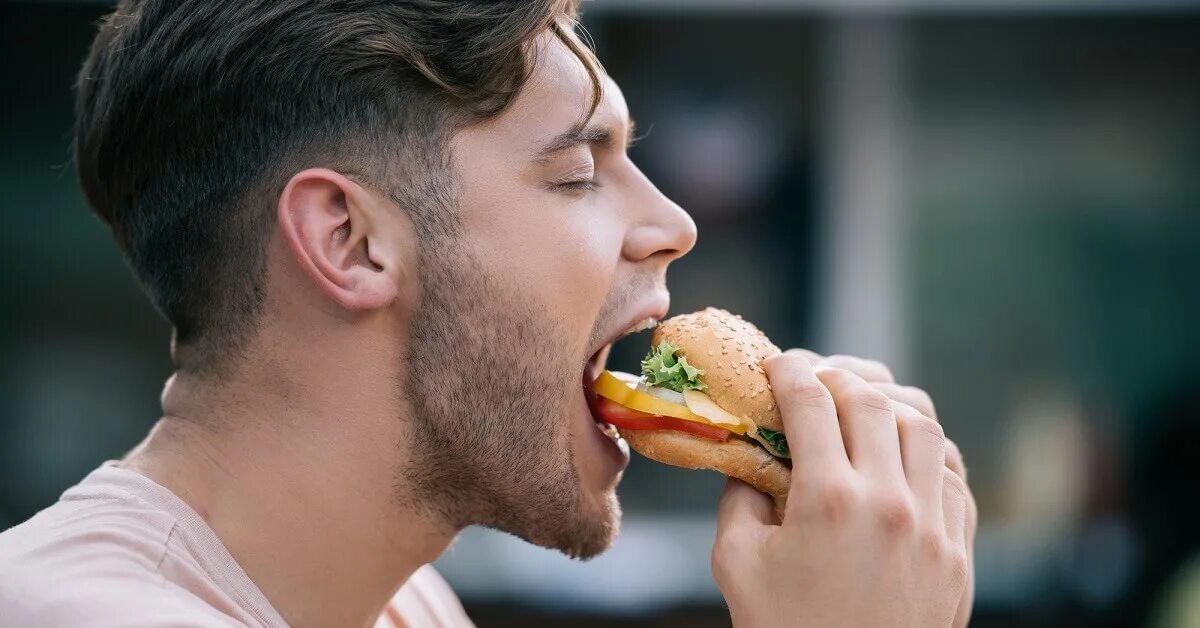 Девочка ест сыр. We were eating. Семья за столом. Удовольствие от еды. Пара в ресторане.