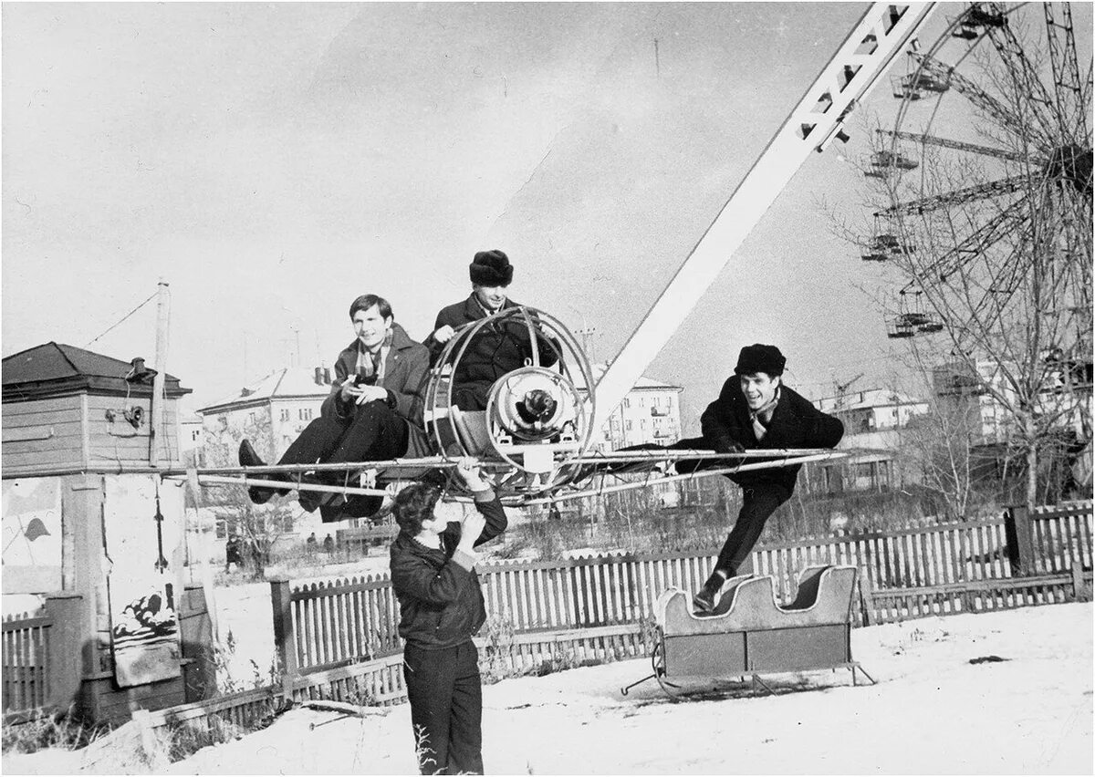 Старые развлечения. Центральный парк Тольятти 80-е. Центральный парк Тольятти аттракционы. Тольятти Центральный парк ретро. Тольятти в СССР детский парк.