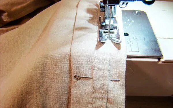 Как правильно подшить мужские. Швейная машинка для подшивки брюк. Швейная машинка для потайной подшивки брюк. Подшиваем брюки на машинке. Подшить брюки на швейной машинке.