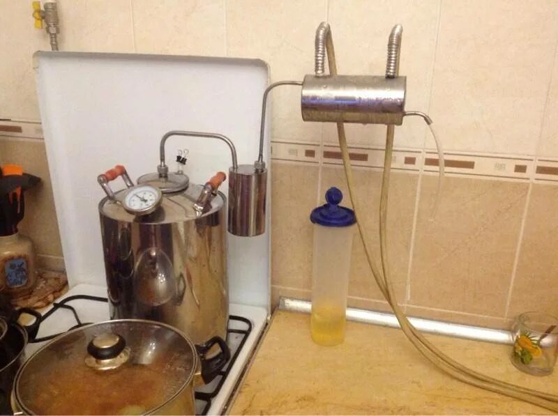 Самогонный аппарат и самогон. Самогонный аппарат михалыч. Необычные самогонные аппараты. Дедовский самогонный аппарат. Перегонка браги.