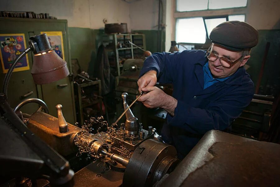 легендарный слесарь. профессия токарь. токарь. знаменитые слесари. легендарный слесарь.
