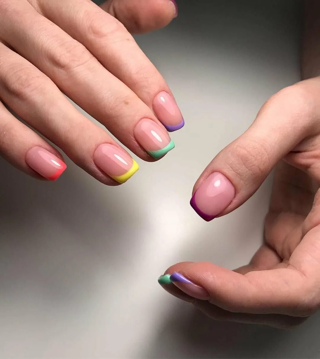 разноцветный френч на квадратных. френч маникюр омбре радуга. цветной френч квадрат. цветной френч квадрат. маникюр френч цветной.