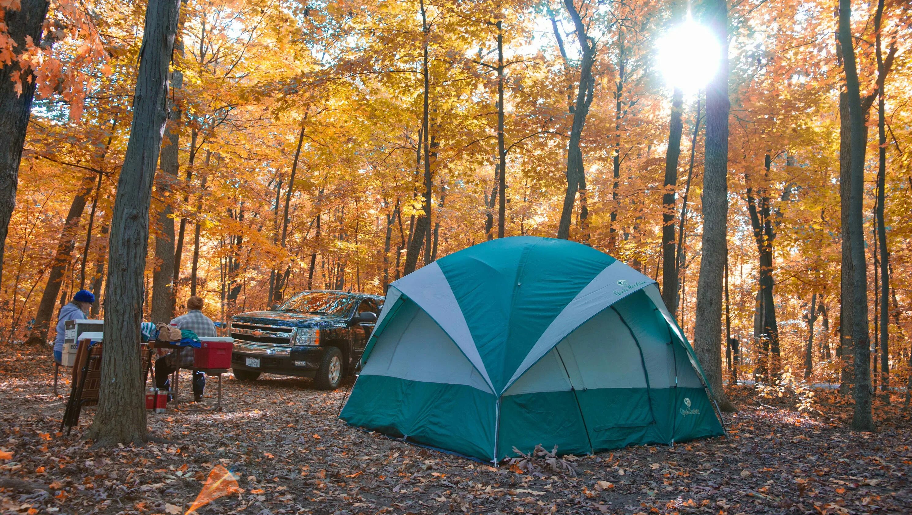 Осенний кемпинг. Поход осенью. Осень палатка. Палатка осенью. Camp go camping перевод