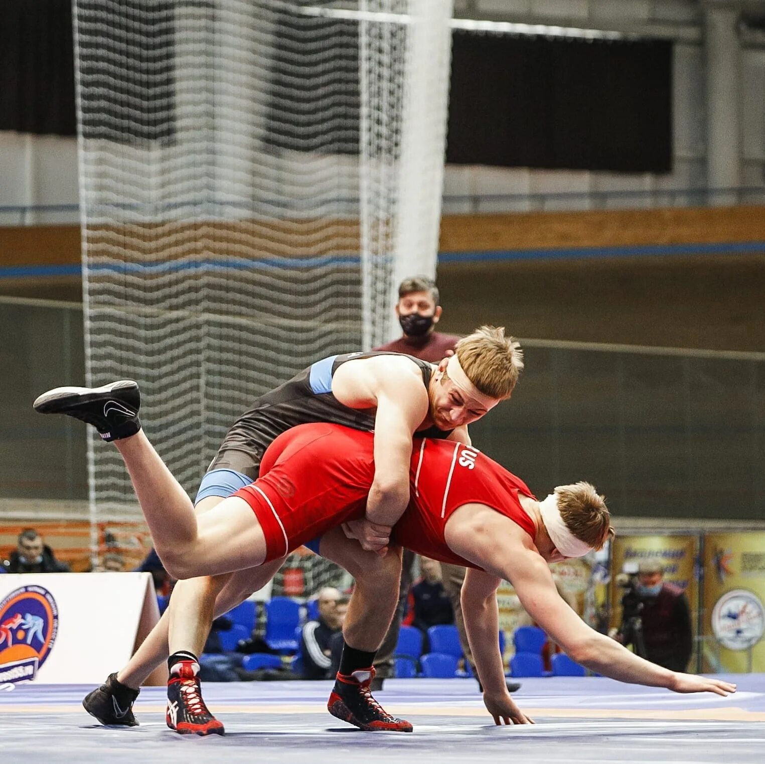 Борьба омск. Ибраев азат агбаевич. Греко-римская борьба омск. Первенство россии по греко-римской борьбе 2021 омск до 18 лет. Борьба омск.