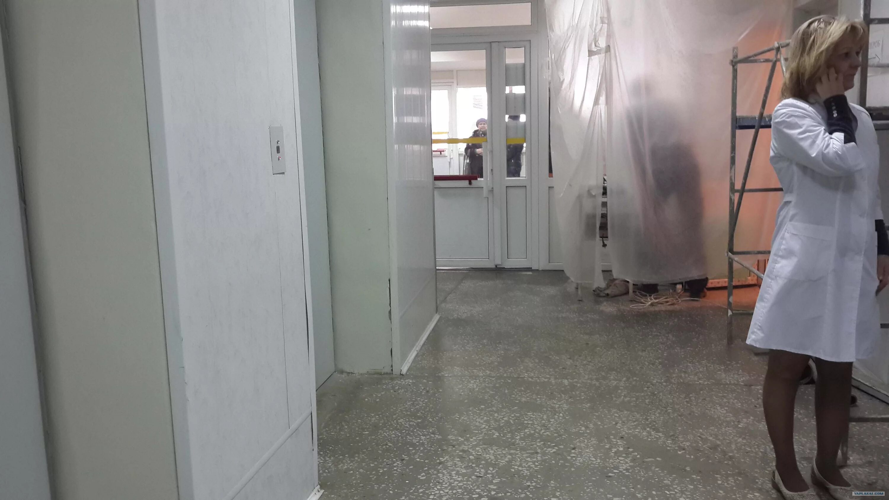 Медсестра скрытая. Лифт в больнице. Видеокамера в туалете поликлиники. Медсестра переодевается