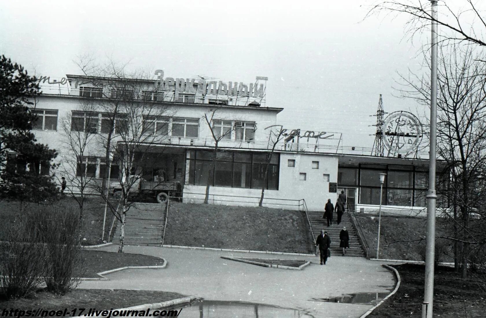 Школа 11 владивосток. Кинотеатр Владивосток 1980. Ресторан зеркальный Владивосток на Луговой. Рестораны города Владивостока в 1980 годах. Владивосток ресторан зеркальный фото.