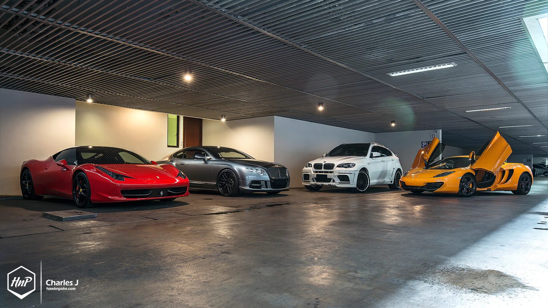 Машина в гараже. Гараж суперкаров. Суперкар в гараже. Гараж суперкаров. Шикарный гараж.