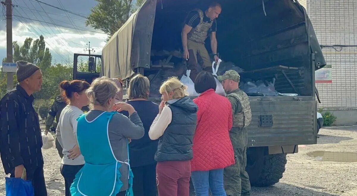 Геническ херсонская область новости сегодня происшествия. Гуманитарная помощь в сёлах. Волонтерша в Херсоне. Село Дудчаны Херсонская область раздача гуманитарной помощи. Раздача гуманитарной помощи село Львово Херсонской области.