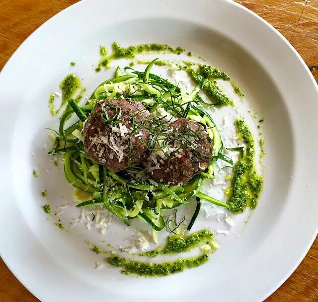 Песто с говядиной. Шпинатная паста. Песто с говядиной. Мясо с соусом песто. Медальоны "аль базилико" с соусом "песто".