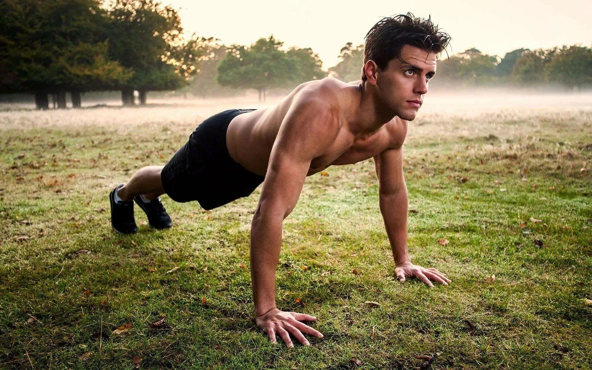 Парни воля. Мощь человека. Спортсмен качок. Сильный духом человек. Волевой человек.