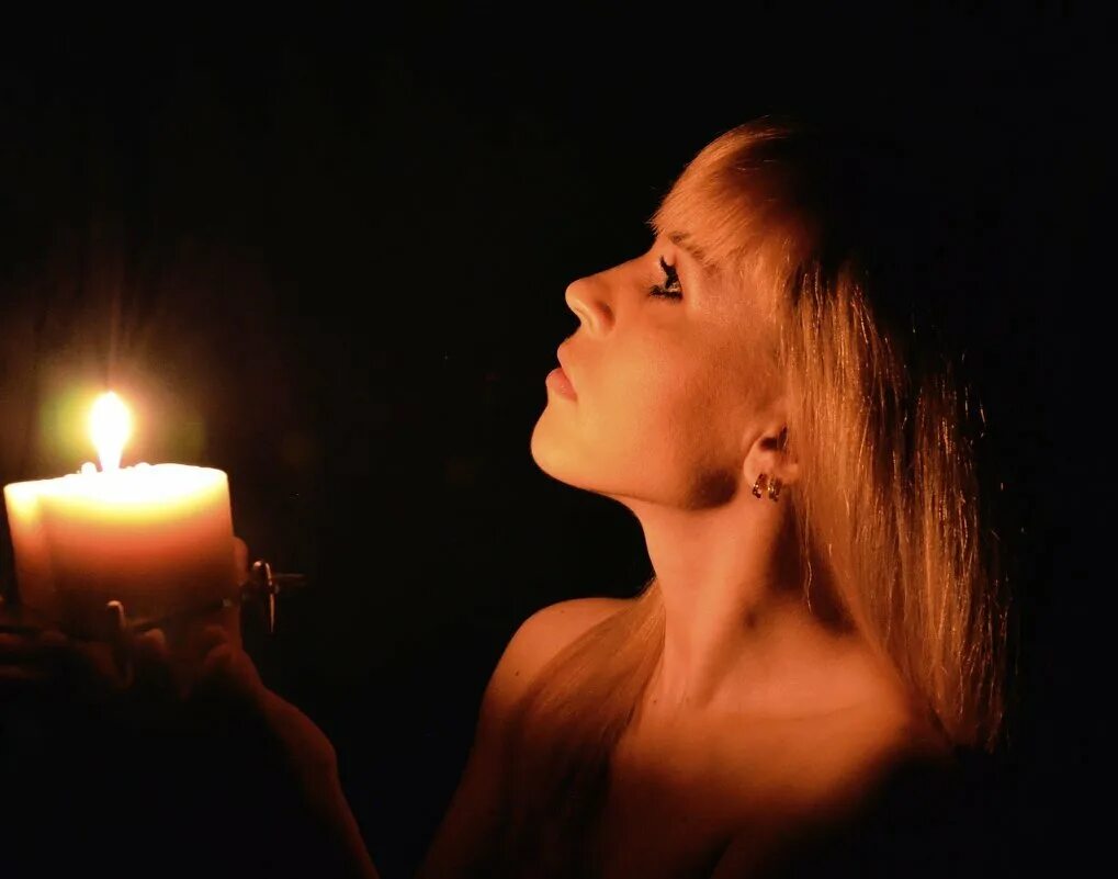 Идеи для фотосессии со свечами. Девушка делает свечку. Девушка со свечой в руках. Девушка приворожила парня. Девушка делает свечку.