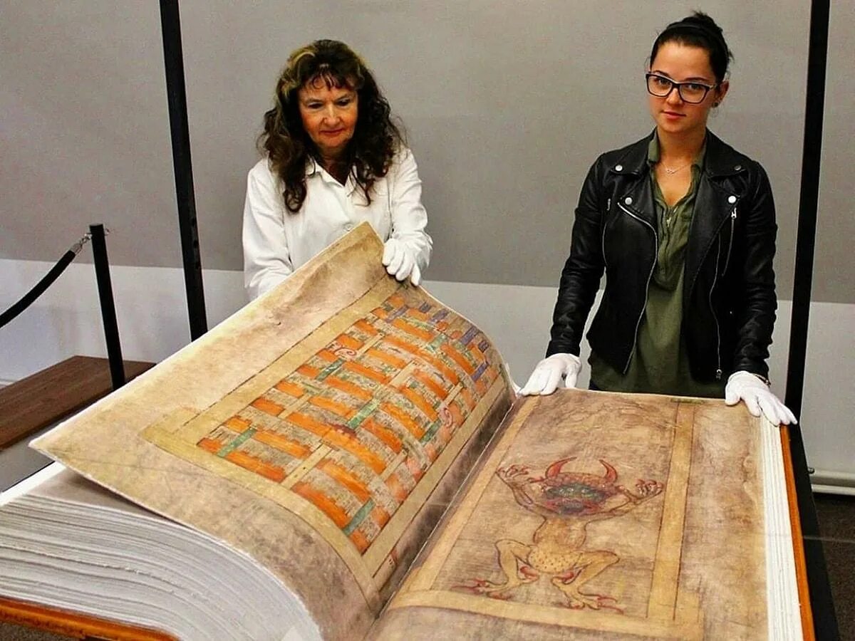 Громадный пишем. Книга Гигас Библия дьявола. Кодекс Гигас Библия. Самая большая книга в мире кодекс Гигас. Кодекс Гигас (Codex Gigas).