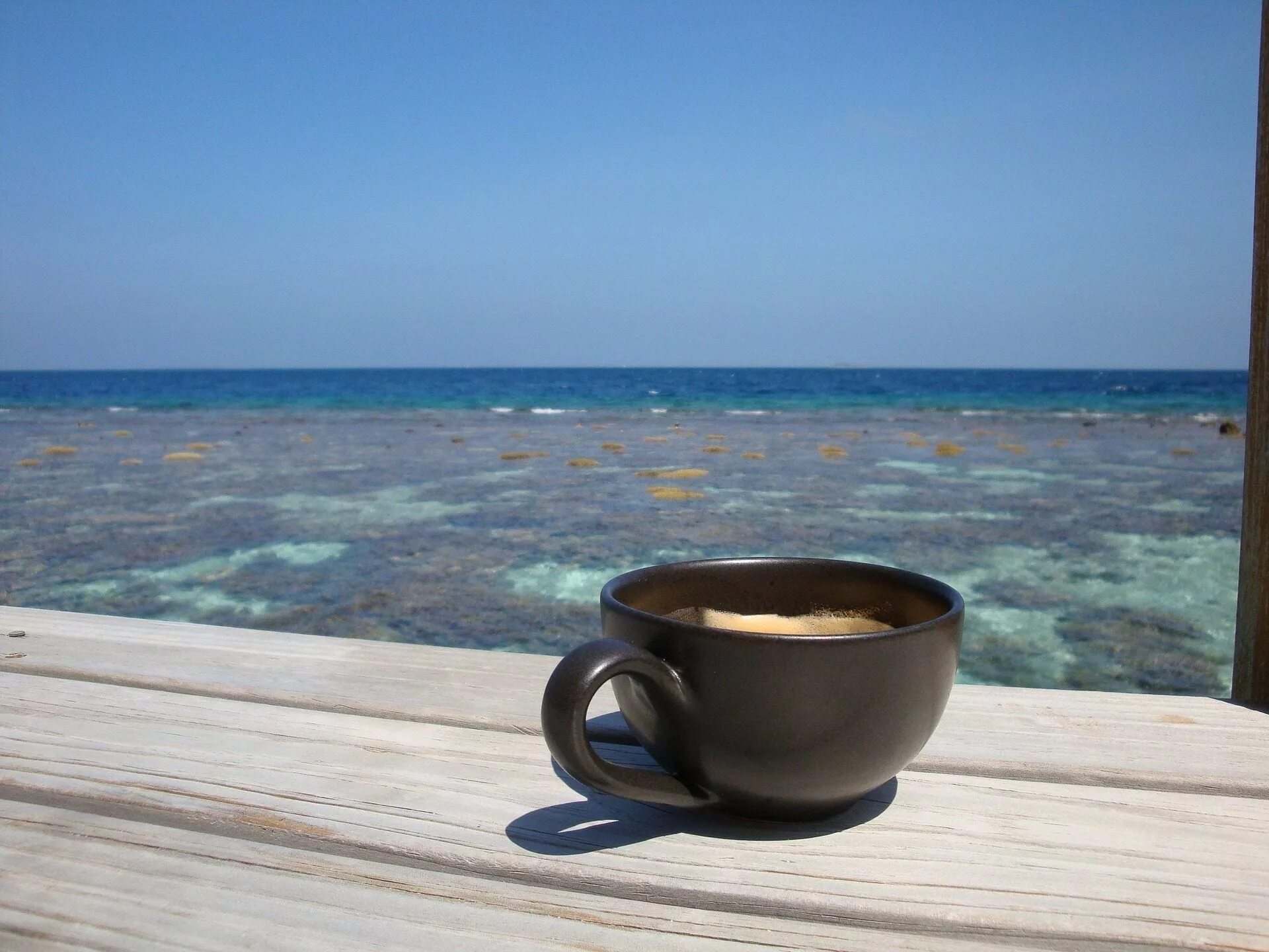 Самого невероятного доброго утра. Чашка кофе на море. Чашка кофе на берегу моря. Доброе утро море. Кофе на побережье.