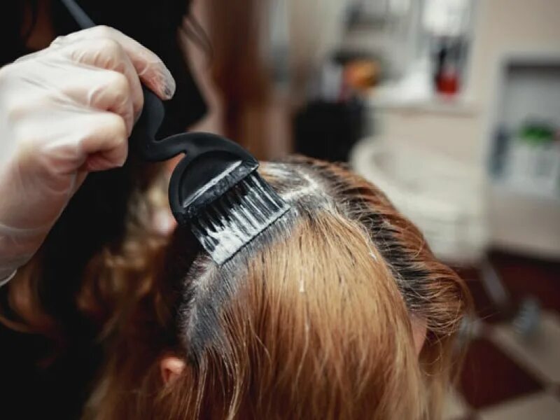 Окрашивание волос процесс. Нанесение краски на волосы. Технология окрашивания волос красителями.